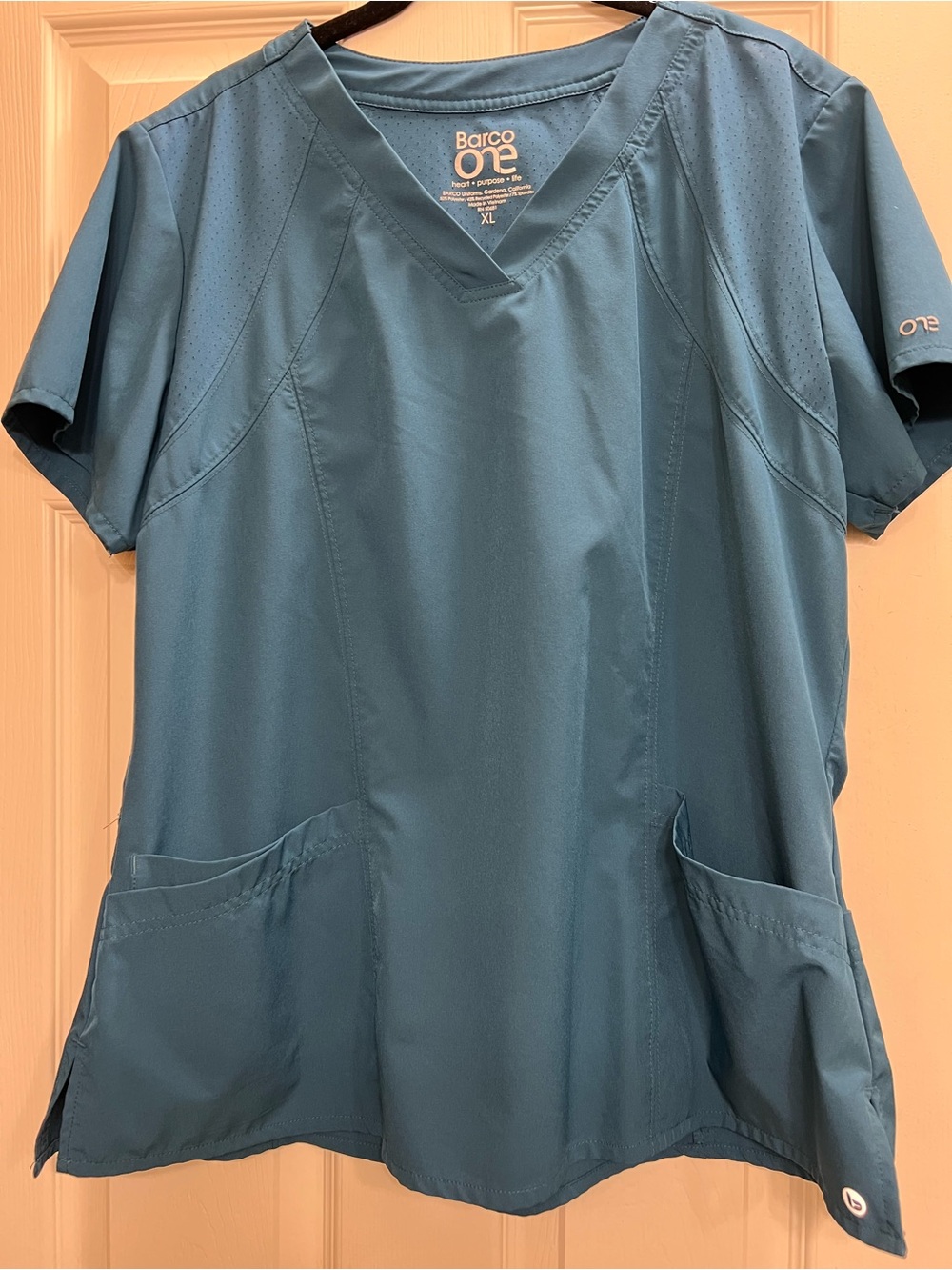 Barco Uniforms Women’s Teal V-Neck Medical Scrub Top/Jogger Bottoms